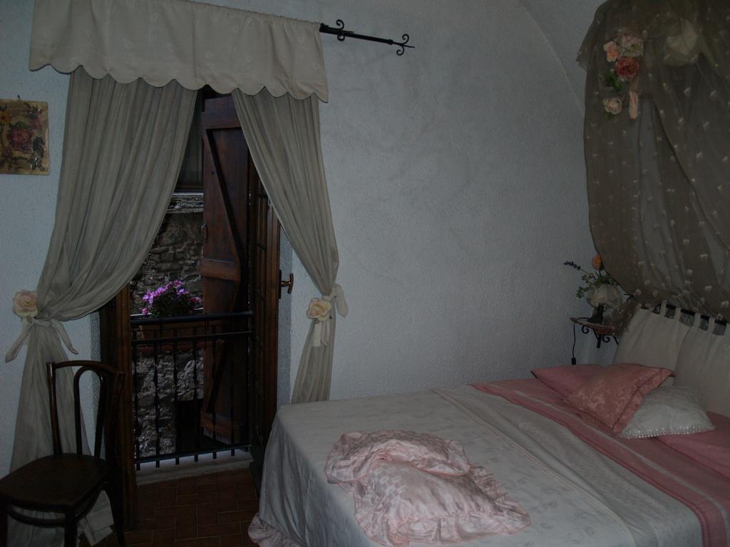 Le Petit Chateau Bed and Breakfast Dolceacqua Δωμάτιο φωτογραφία